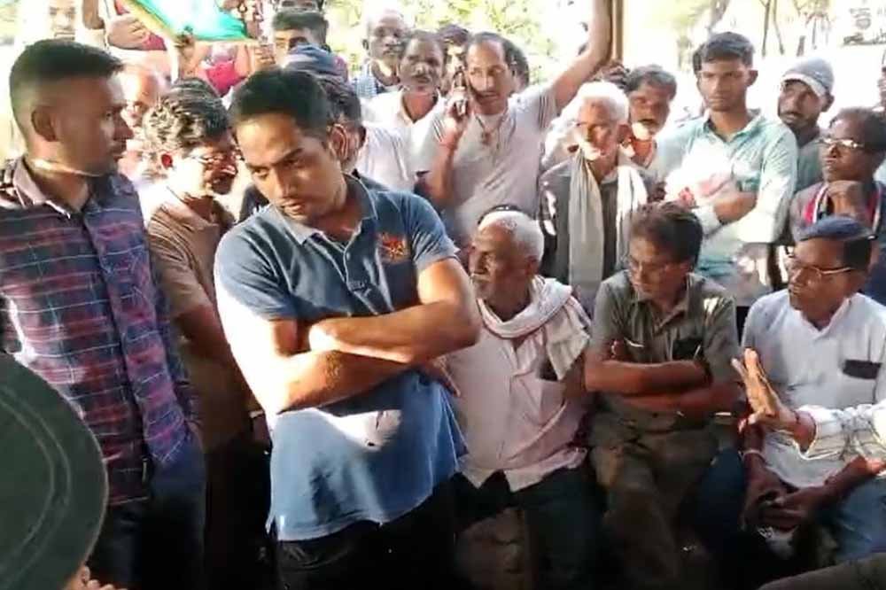 धर्मांतरण विवाद: शव दफनाने को लेकर हंगामा, प्रशासन की हस्तक्षेप से सुलझा मामला, दूसरे जिले में किया गया अंतिम संस्कार