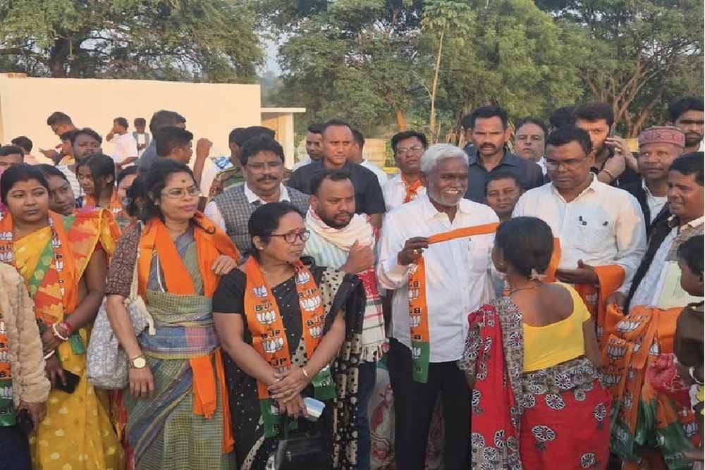 JMM को घाटशिला में बड़ा नुकसान, महिला और पुरुष कार्यकर्ताओं ने थामा भाजपा का दामन