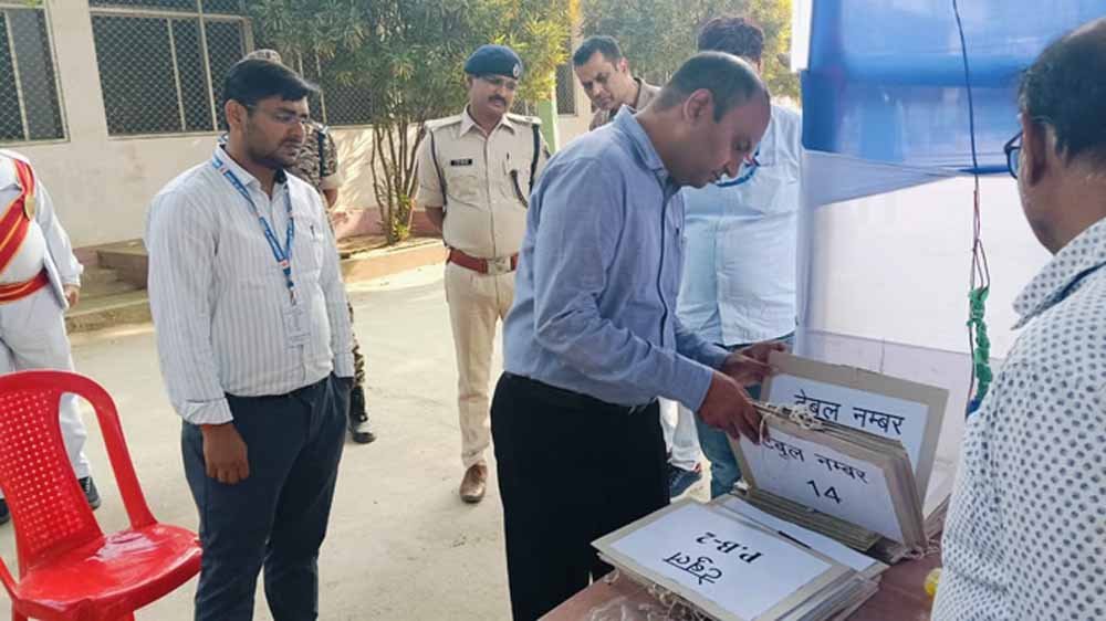मतगणना से पहले समस्तीपुर डीएम का स्ट्रांग रूम निरीक्षण, अधिकारियों को दिए जरूरी निर्देश मतगणना से पहले समस्तीपुर डीएम का स्ट्रांग रूम निरीक्षण, अधिकारियों को दिए जरूरी निर्देश