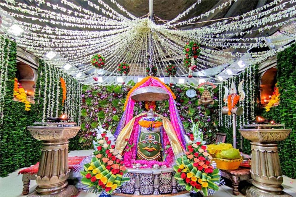 महाकाल मंदिर के फूलों से स्टार्टअप की शुरुआत, छात्रों ने बनाई कमाई की नई राह