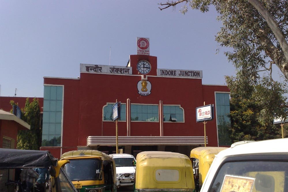 यात्रियों की सुरक्षा बढ़ेगी, इंदौर स्टेशन पर QR कोड से ऑटो ड्राइवर की जानकारी उपलब्ध यात्रियों की सुरक्षा बढ़ेगी, इंदौर स्टेशन पर QR कोड से ऑटो ड्राइवर की जानकारी उपलब्ध