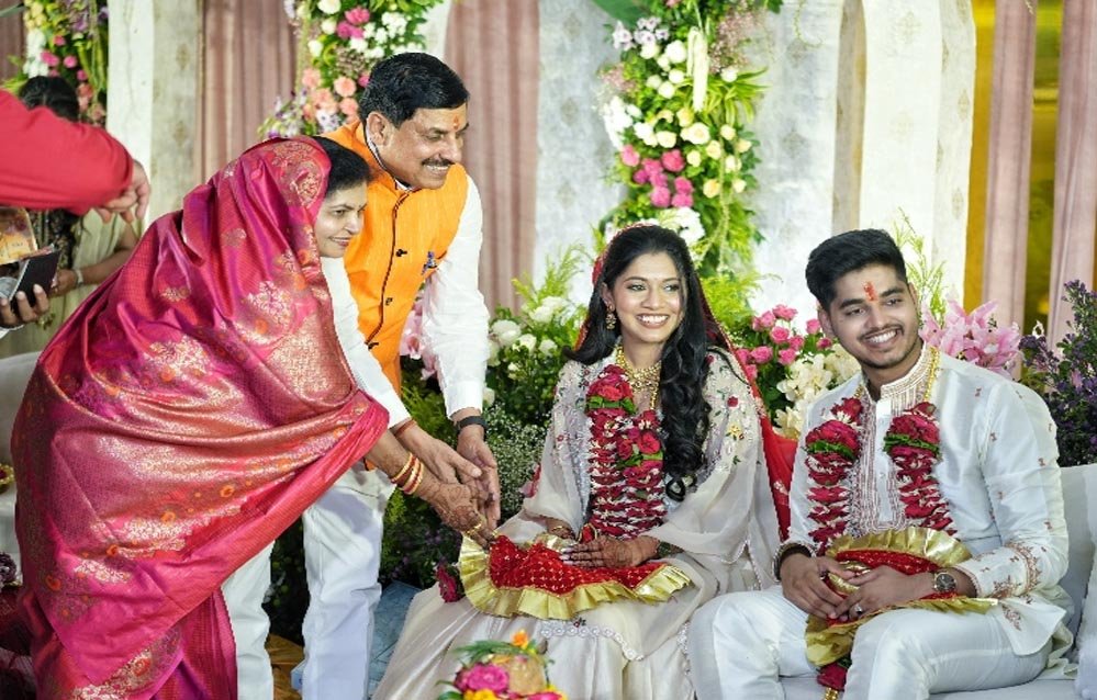 जनसेवा और सादगी का उदाहरण: मुख्यमंत्री मोहन यादव बेटे की शादी सामूहिक विवाह में