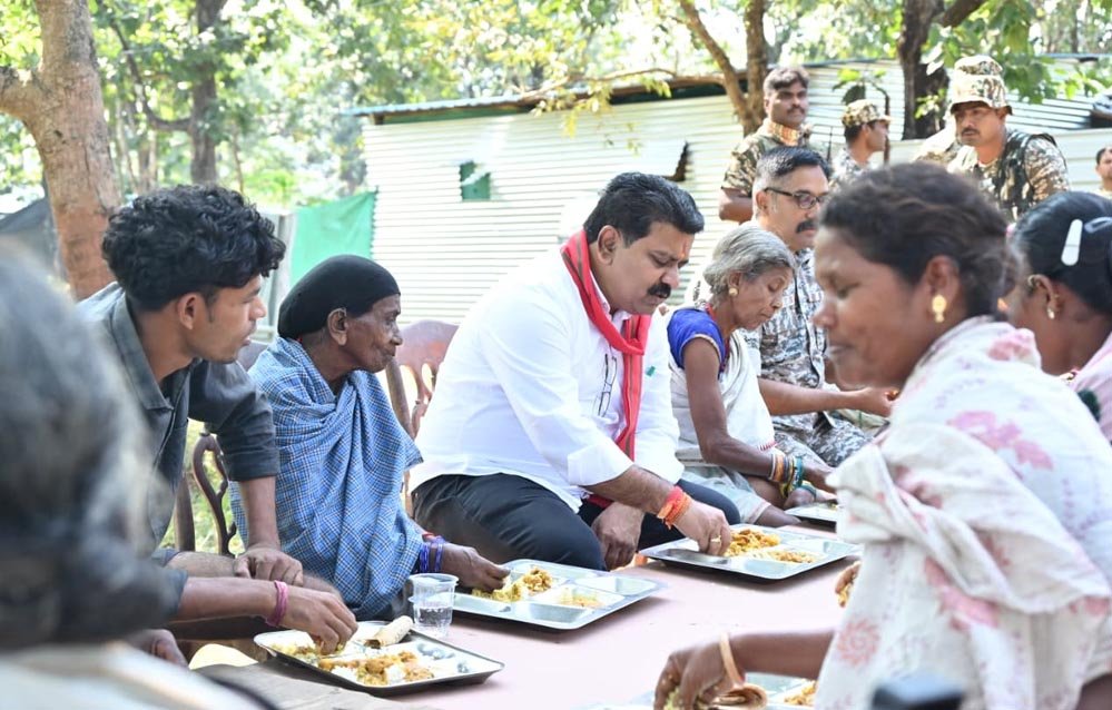 नक्सली लीडरों की माताओं ने अपने बच्चों से की अपील अब हथियार छोड़ लौटें समाज में और समाज के बीच रहकर करें विकास