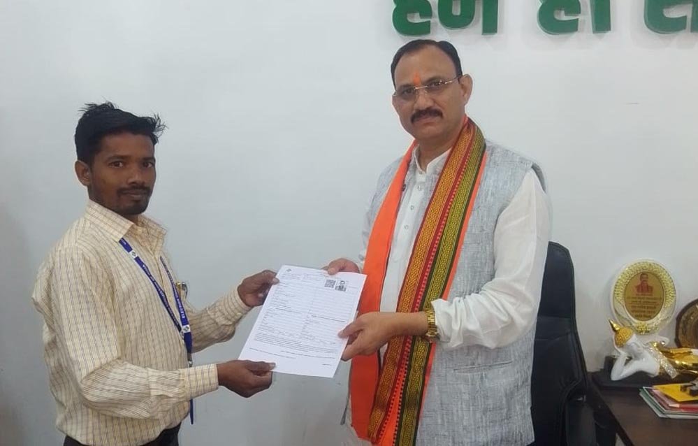 स्वास्थ्य मंत्री श्याम बिहारी जायसवाल को ईएफ फॉर्म सौंपते हुए बीएलओ ने किया सम्मान