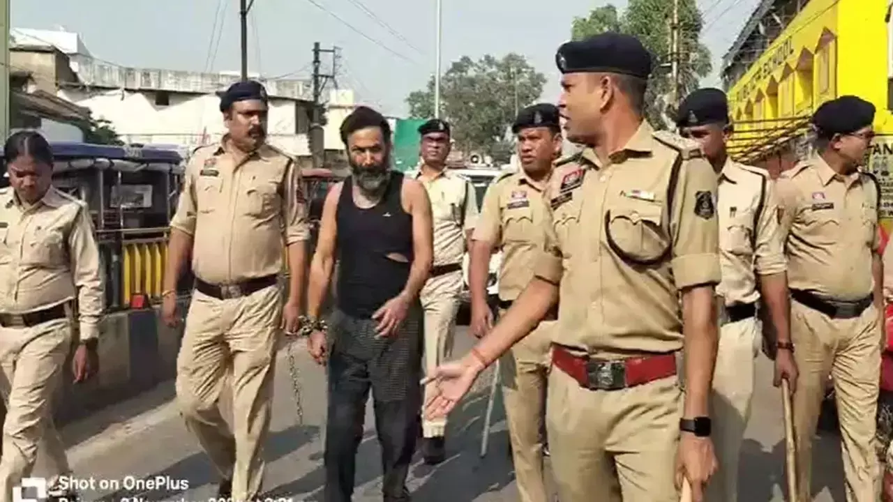 सूदखोर और हिस्ट्रीशीटर वीरेंद्र तोमर की कोर्ट में हुई पेशी, 4 दिन के लिए मिली रिमांड सूदखोर और हिस्ट्रीशीटर वीरेंद्र तोमर की कोर्ट में हुई पेशी, 4 दिन के लिए मिली रिमांड