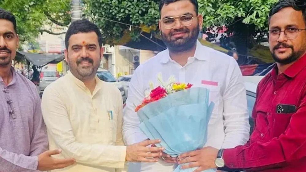 कांग्रेस चुनाव विवादित, विधायक के बेटे को सबसे ज्यादा वोट; बीजेपी ने उठाए गंभीर आरोप कांग्रेस चुनाव विवादित, विधायक के बेटे को सबसे ज्यादा वोट; बीजेपी ने उठाए गंभीर आरोप