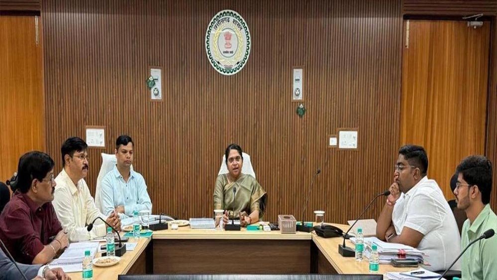 रायपुर: आबकारी विभाग की समीक्षा बैठक में अधिकारियों को राजस्व लक्ष्य प्राप्ति के निर्देश 1 14A 34 1