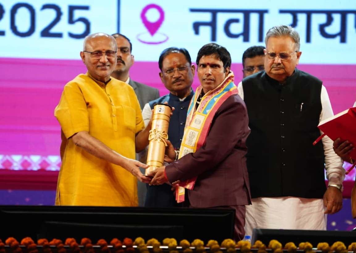 छत्तीसगढ रजत महोत्सव-2025 : उप राष्ट्रपति सीपी राधाकृष्णन ने छत्तीसगढ़ के 34 अलंकरण से 37 विभूतियों एवं 4 संस्थाओं को किया सम्मानित