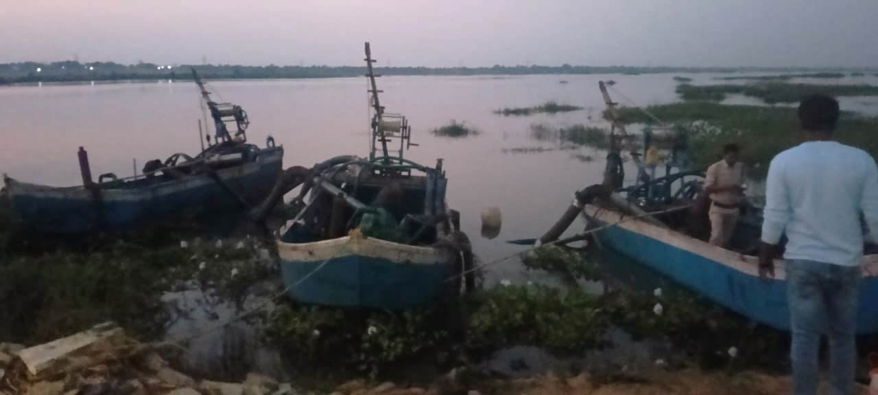 महानदी रेत घाट में कार्रवाई करते हुए अवैध रेत उत्खनन के मामले में चार नौकाएं जब्त