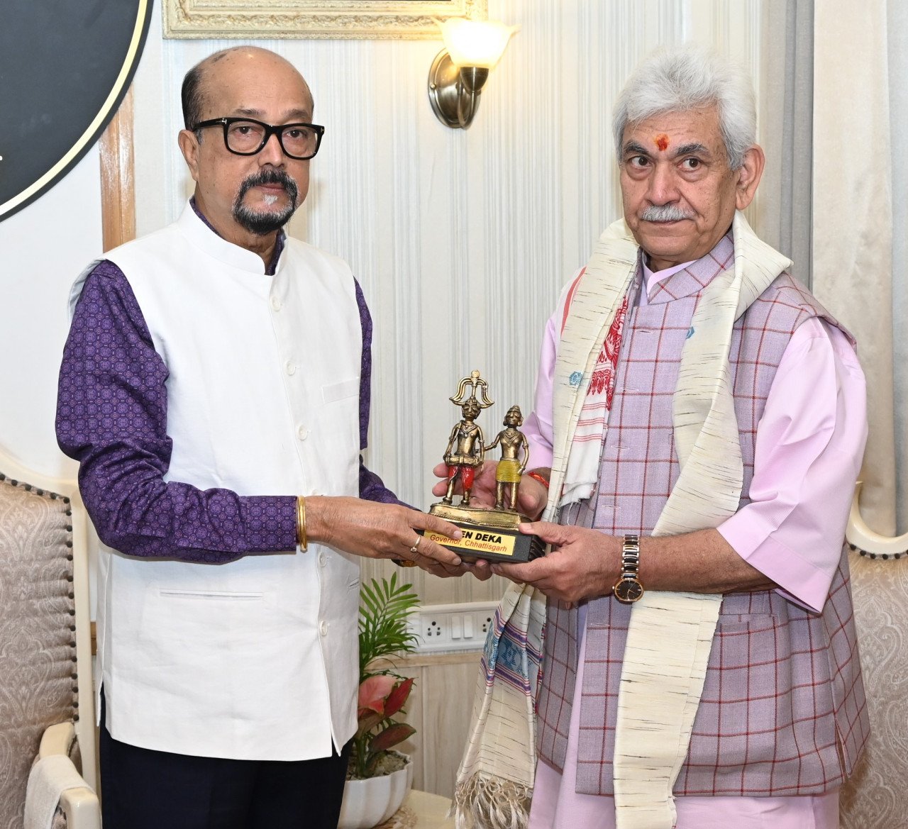 राज्यपाल रमेन डेका से जम्मू-कश्मीर के उपराज्यपाल मनोज सिन्हा ने की मुलाकात