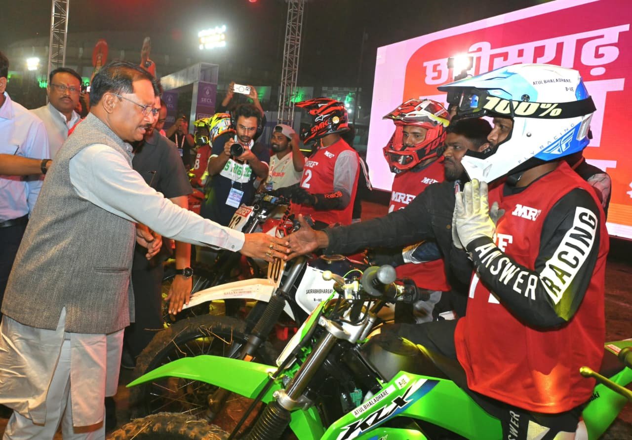 राष्ट्रीय सुपरक्रॉस बाइक रेसिंग चैंपियनशिप-2025 का रोमांच रायपुर में : मुख्यमंत्री साय ने बढ़ाया युवाओं का हौसला राष्ट्रीय सुपरक्रॉस बाइक रेसिंग चैंपियनशिप-2025 का रोमांच रायपुर में : मुख्यमंत्री साय ने बढ़ाया युवाओं का हौसला
