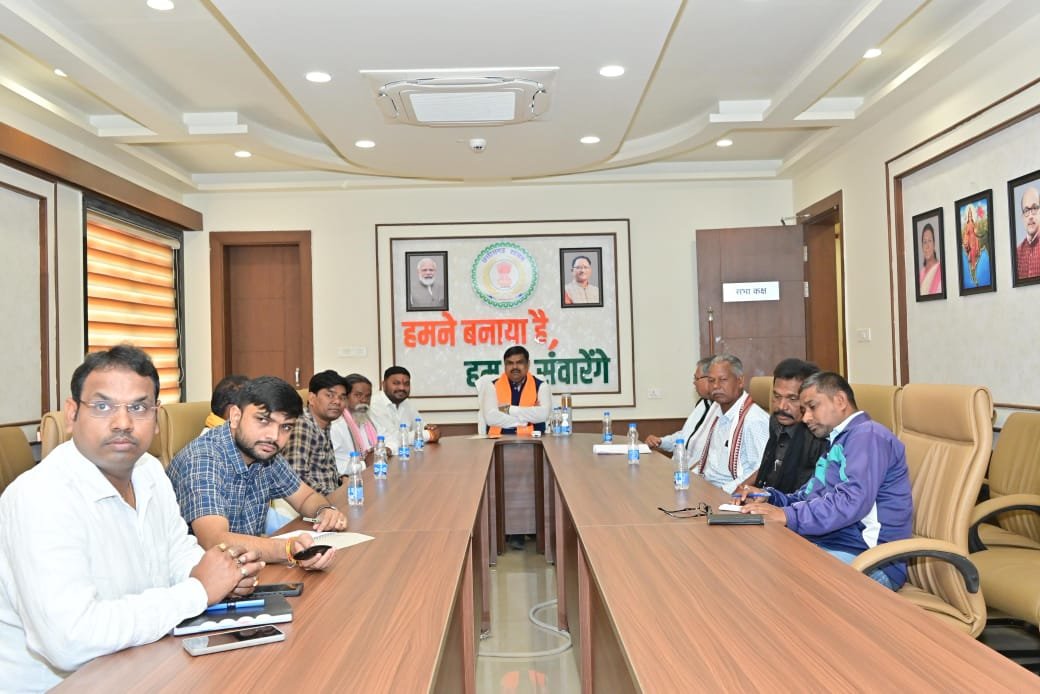 शिक्षा मंत्री गजेन्द्र यादव ने नवा रायपुर निवास में सुना प्रधानमंत्री श्री नरेंद्र मोदी के ‘मन की बात’ का 128वां एपिसोड