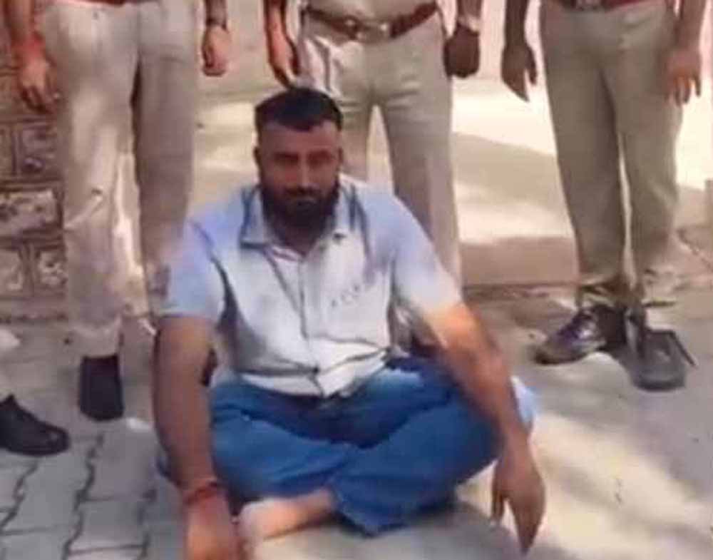 डीएसटी-शेरगढ़ पुलिस की बड़ी कार्रवाई, बस फायरिंग केस का मास्टरमाइंड चढ़ा हत्थे