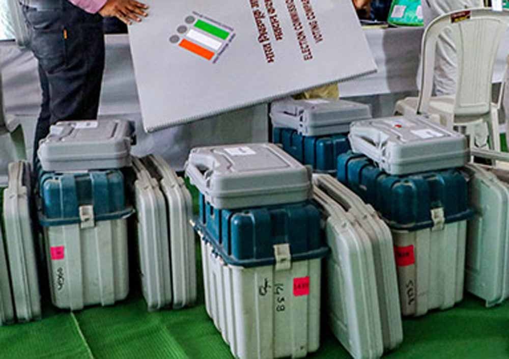 लोकतंत्र के महापर्व की शुरुआत: प्रशिक्षण केंद्रों से मतदान टीमें बूथों की ओर रवानगी पर