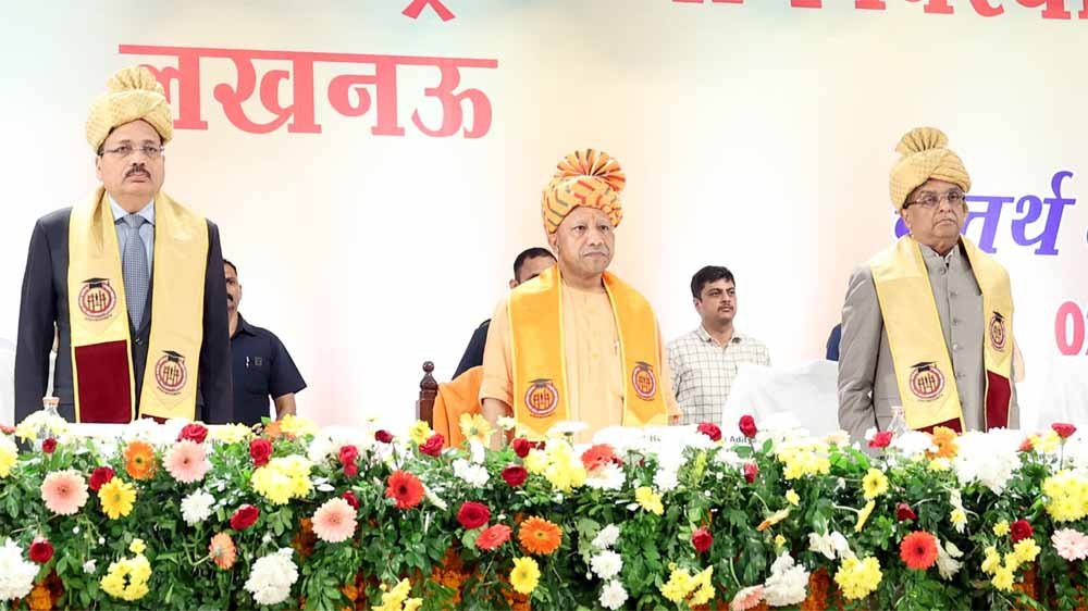 मुख्यमंत्री योगी आदित्यनाथ लखनऊ में डॉ. राम मनोहर लोहिया राष्ट्रीय विधि विश्वविद्यालय के चतुर्थ दीक्षांत समारोह में हुए शामिल