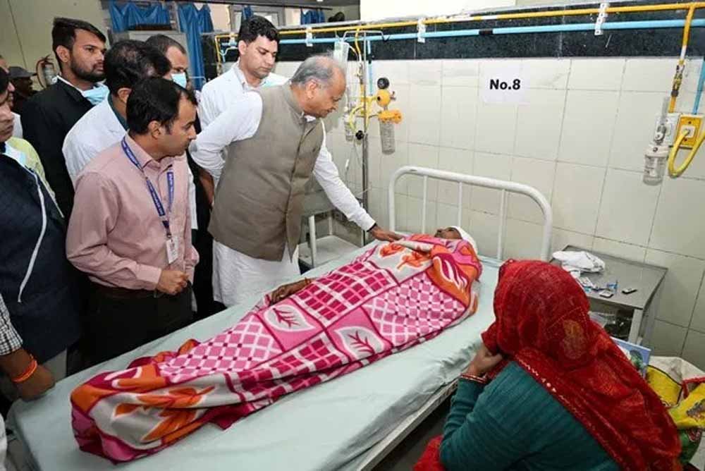 गहलोत ने हरमाड़ा हादसे के पीड़ितों का हाल जाना, बोले—सरकार कर रही है उपेक्षा