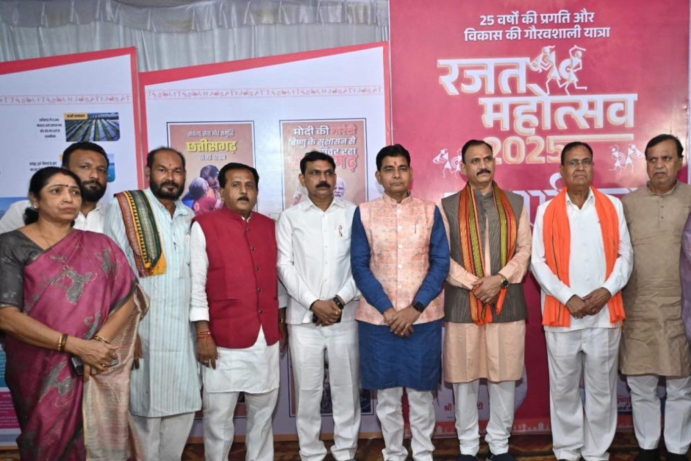 रायपुर में छायाचित्र प्रदर्शनी ने खींचा जनसैलाब, कैबिनेट मंत्री और प्रतिनिधियों ने किया अवलोकन