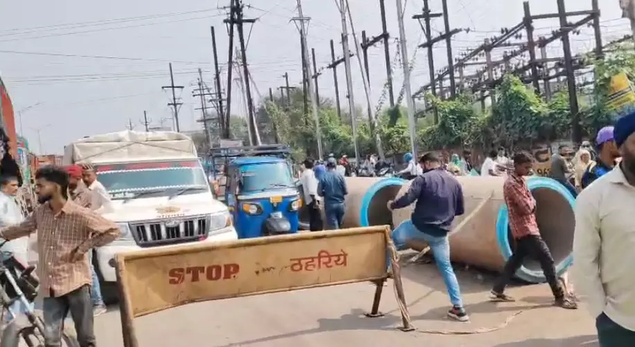 राजधानी में बड़ा हादसा : खुले पड़े गड्ढे में गिरने से दो मासूम की मौत, परिजनों में छाया मातम, लोगो ने गुस्से में जाम किया रिंग रोड राजधानी में बड़ा हादसा : खुले पड़े गड्ढे में गिरने से दो मासूम की मौत, परिजनों में छाया मातम, लोगो ने गुस्से में जाम किया रिंग रोड