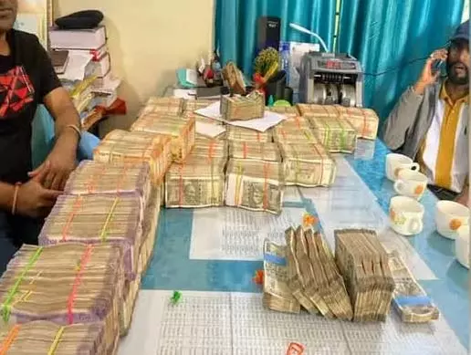 कार के गैस चैम्बर में छिपाकर ले जा रहे थे करोड़ों कैश, बालोद पुलिस ने नगदी समेत दो लोगों को लिया हिरासत में