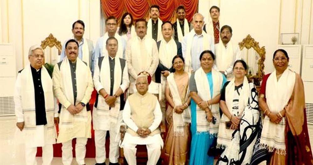 राज्यपाल पटेल से अनुसूचित जाति एवं जनजाति कल्याण समिति के सदस्यों ने की सौजन्य मुलाकात