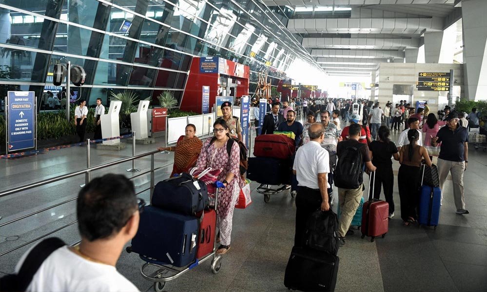 ATC में तकनीकी खराबी के कारण दिल्ली एयरपोर्ट पर उड़ान संचालन ठप, यात्रियों की बढ़ी मुश्किलें