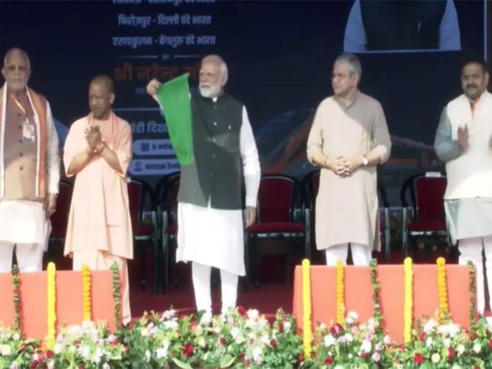 काशी से निकली विकास की रफ्तार! मोदी ने दी 4 ‘वंदे भारत’ ट्रेनों को हरी झंडी