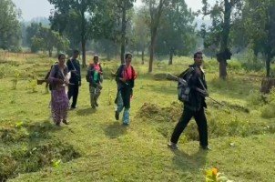 नक्सली संगठन को बड़ा झटका, एक साथ 8 नक्सलियों ने एसपी के सामने किया सरेंडर