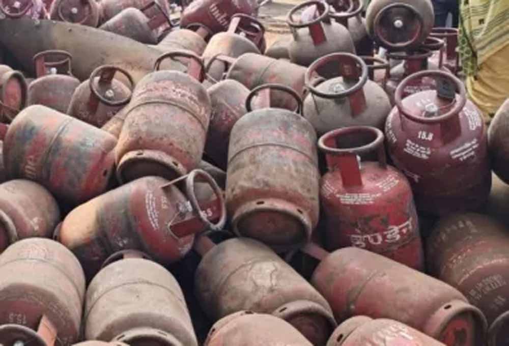 तमिलनाडु में सिलेंडर ट्रक दुर्घटनाग्रस्त, तेज धमाकों से मचा हड़कंप