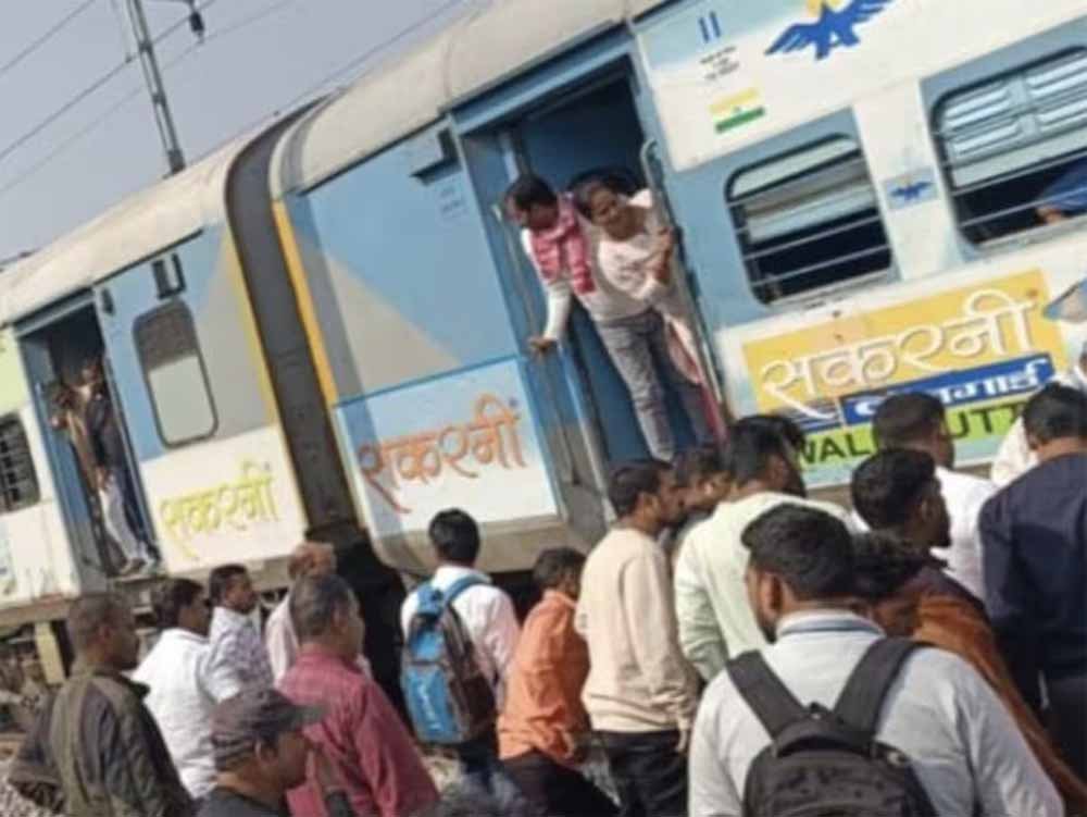 स्टेशन के पास इंटरसिटी ट्रेन में तकनीकी खराबी, धुएं से घबराए यात्री