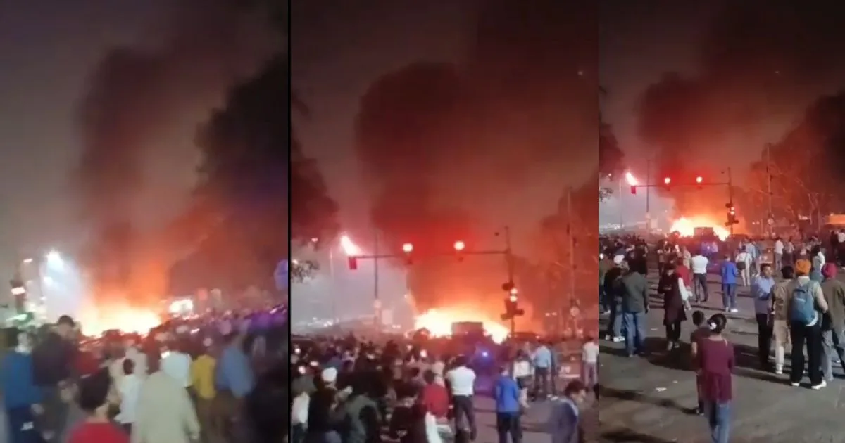 Delhi Blast : लाल किला मेट्रो स्टेशन के गेट नंबर 1 पर हुए धमाके के बाद भूकंप जैसे कांपी धरती, मेट्रो के शीशे टूटे, गाड़ियों के उड़ गए परखच्चे Delhi Blast : लाल किला मेट्रो स्टेशन के गेट नंबर 1 पर हुए धमाके के बाद भूकंप जैसे कांपी धरती, मेट्रो के शीशे टूटे, गाड़ियों के उड़ गए परखच्चे