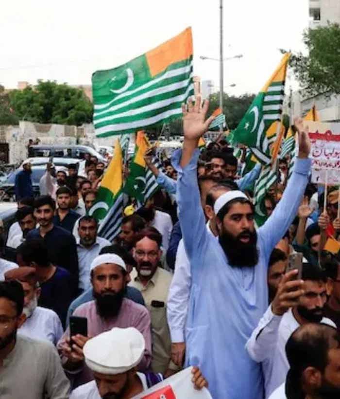 शहबाज सरकार की विदाई तय? युवाओं के आंदोलन से पाकिस्तान की राजनीति में भूचाल