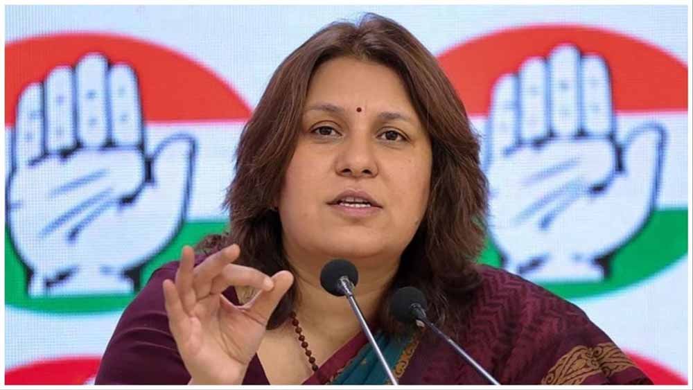 सुप्रिया श्रीनेत ने उठाए सवाल: आखिर लाल किला जैसी सुरक्षित जगह पर हमला कैसे?