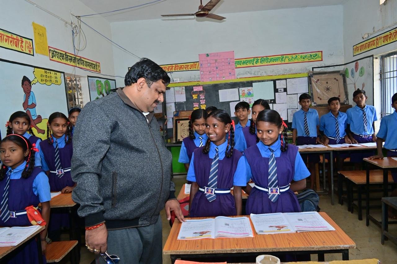 दुर्ग व राजनांदगांव जिले के विद्यालयों का स्कूल शिक्षा मंत्री गजेन्द्र यादव ने किया आकस्मिक निरीक्षण दुर्ग व राजनांदगांव जिले के विद्यालयों का स्कूल शिक्षा मंत्री गजेन्द्र यादव ने किया आकस्मिक निरीक्षण