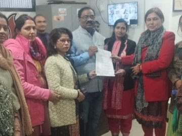 महिला शिक्षक संघ ने सांसद को सौंपा ज्ञापन: TET अनिवार्यता रद्द करने की उठाई मांग