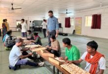 CG News-जिन हाथों ने कभी बंदूक थामकर हिंसा को अंजाम दिया, वही प्रशिक्षण लेकर सीख रहे हुनर..चौगेल कैंप परिसर बना कौशलगढ़