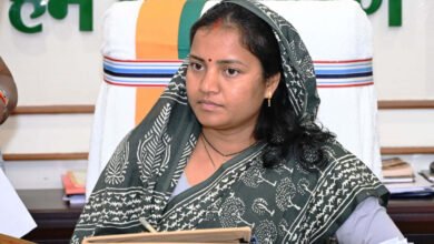 हाथी के हमले में जान गंवाने वाले ग्रामीणों के परिजनों को त्वरित राहत, मंत्री राजवाड़े की पहल पर सूरजपुर जिला प्रशासन ने वितरित की मुआवजा राशि हाथी के हमले में जान गंवाने वाले ग्रामीणों के परिजनों को त्वरित राहत, मंत्री राजवाड़े की पहल पर सूरजपुर जिला प्रशासन ने वितरित की मुआवजा राशि