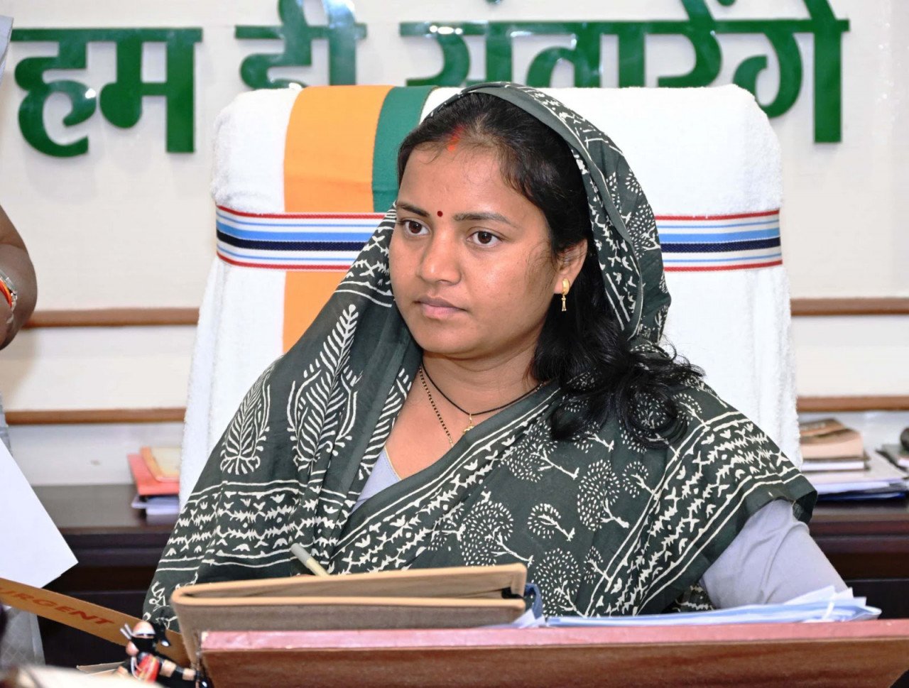 हाथी के हमले में जान गंवाने वाले ग्रामीणों के परिजनों को त्वरित राहत, मंत्री राजवाड़े की पहल पर सूरजपुर जिला प्रशासन ने वितरित की मुआवजा राशि